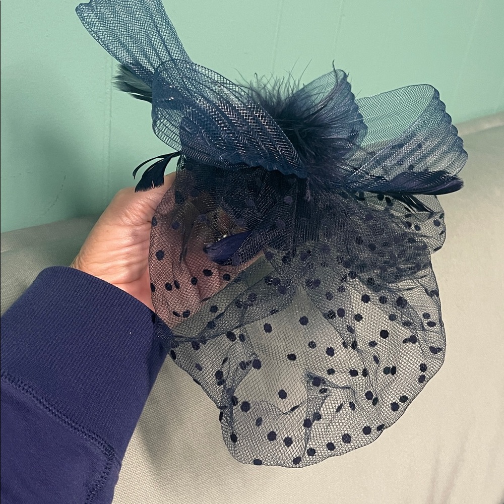 BNWT NAVY BLUE FASCINATOR WITH FEATHERS & POLKA DOT VEIL & ORGANZA RIBBONS - Picture 6 of 8
